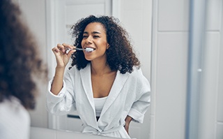 Invisalign patient in Dallas brushing their teeth